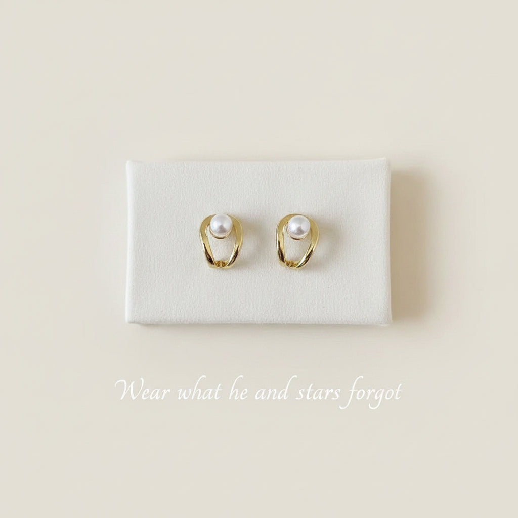 Contour Pearl Curve Earrings