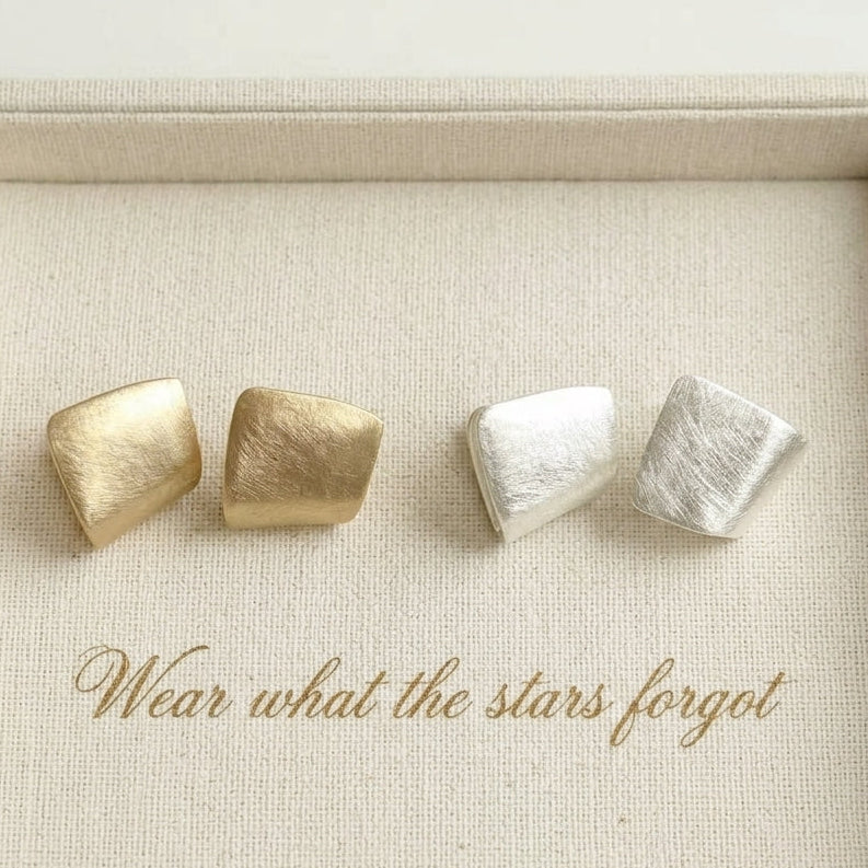 The Quiet Curve Earrings