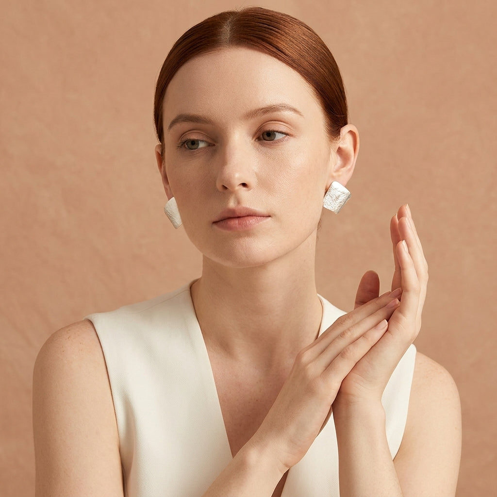 The Quiet Curve Earrings